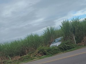 Caminhão derrama óleo na AL-105 e provoca três acidentes em Matriz de Camaragibe