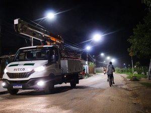 Conjunto 1º de Julho, no Benedito Bentes ganha iluminação em LED