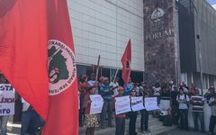 MST faz vigília em frente ao fórum, em Maceió