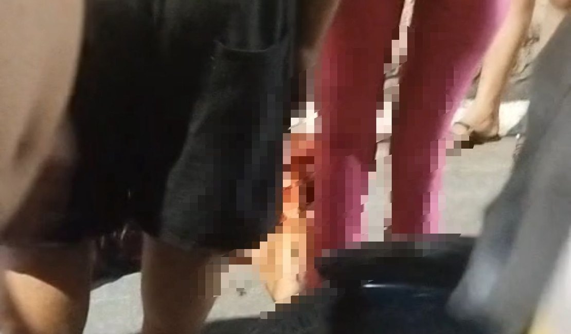 Jovem é atacado e esfaqueado no meio da rua no Feitosa, em Maceió