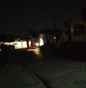 Dono de sucata é acusado de danificar iluminação após denúncia em Arapiraca