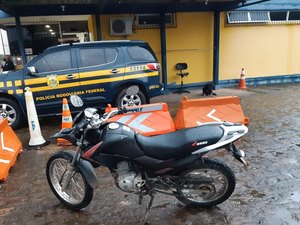 Motocicleta roubada é recuperada pela PRF, em Cacimbinhas