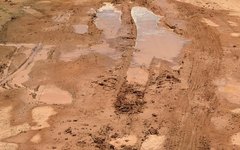 Obra de pavimentação inacabada provoca transtornos em Marechal Deodoro