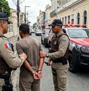 Mulher é ferida na perna e no rosto após ataque com punhal e tem celular roubado em Maceió