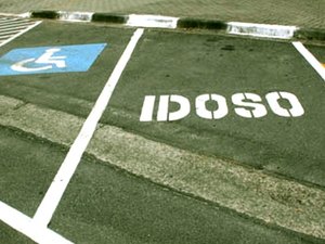 Vagas exclusivas para idosos e deficientes físicos são ignoradas por motoristas