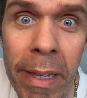 Perez Hilton transmite ao vivo automutilação, fãs chamam polícia e blogueiro é hospitalizado