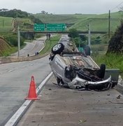 [Vídeo] Carro capota e deixa três pessoas feridas no município de Flexeiras