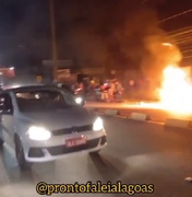 Moto pega fogo na Avenida Menino Marcelo e atrapalha trânsito