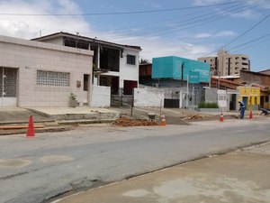 Buraco é tapado após carro cair em fissura no bairro do Farol