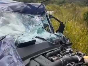 Caminhão com carga de combustível tomba após colisão em Maceió
