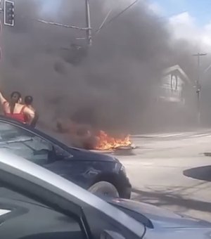 Protesto interdita avenida no Benedito Bentes e provoca trânsito na região
