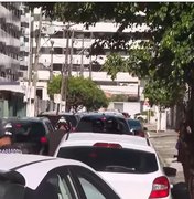 Fios caídos no chão deixam trânsito lento no bairro Jatiúca, em Maceió