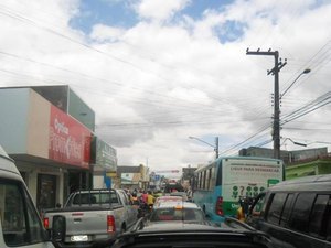 Dificuldade para estacionar carros e motos no Centro de Arapiraca é alvo de reclamações de empresários