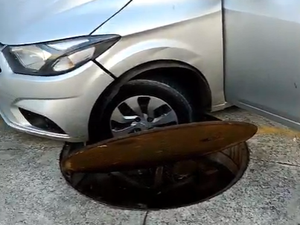 [Vídeo] Boca de lobo aberta em estacionamento de supermercado causa danos a veículo