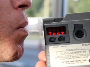 Motorista supostamente embriagado causa acidente e é preso na capital