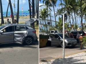 Batida entre carros provoca transtornos ﻿orla da Ponta Verde; mulher teria ficado ferida