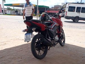 Dupla criminosa rouba veículo de motoqueiro em Porto Calvo
