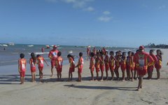 Crianças participam do Projeto Golfinho em Maragogi