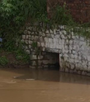 Mulher é sugada por cratera e é arrastada até rio em São José da Laje