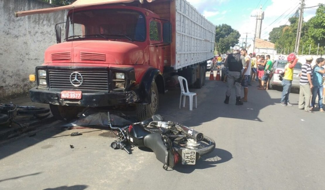 Câmera de segurança mostra que manobra irregular de motorista pode ter causado acidente