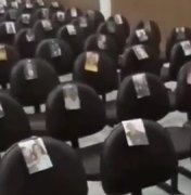 [Vídeo] Pastor evangélico enche cadeiras de igreja com fotos de fiéis e faz orações em templo vazio