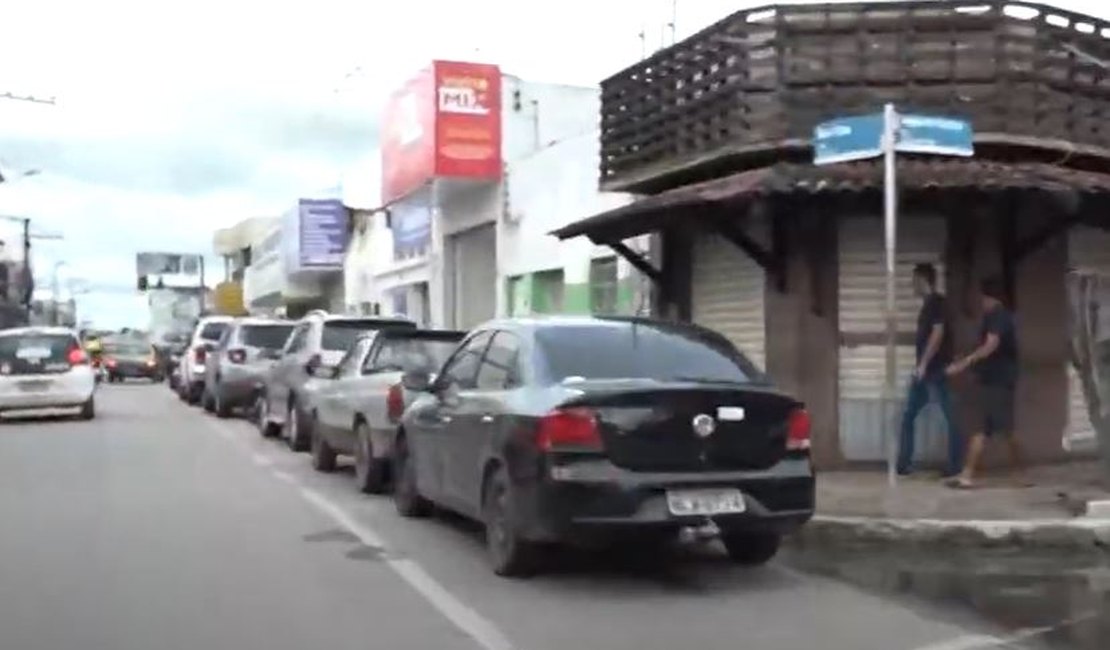 [Vídeo] Falta de vagas de estacionamento prejudica fluxo de pessoas no Centro de Arapiraca