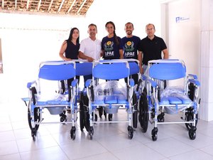 Prefeitura de São Sebastião realiza a entrega de cadeiras de banho para pessoas com mobilidade reduzida