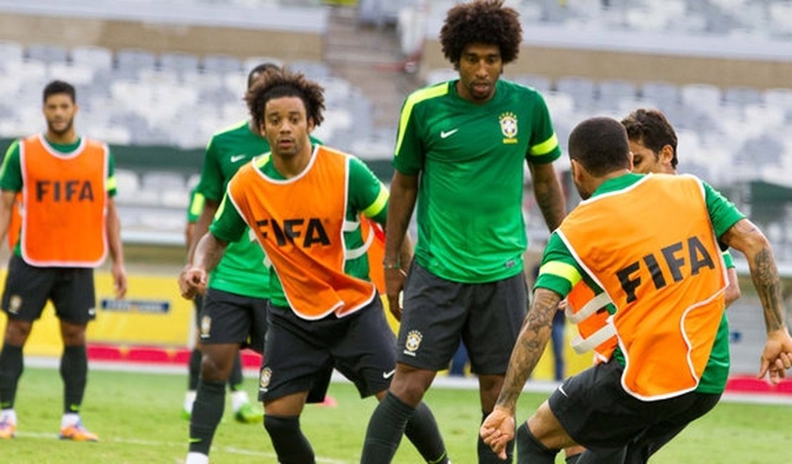 Seleção Brasileira volta aos treinos com Felipão avaliando possíveis trocas no time