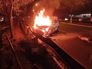 Grave acidente envolvendo carro e moto deixa dois homens mortos na Avenida Durval de Góes Monteiro