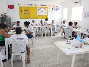 Grupo de Idosos de Porto Calvo participa de curso de pintura em tecido