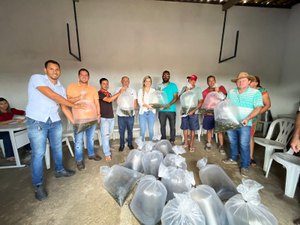 Prefeita Ceci Rocha distribui mais de 20 mil alevinos e fortalece psicultura no distrito Ouricuri