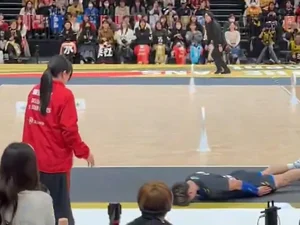 Vôlei: atleta acerta juíza e viraliza ao deslizar para pedir desculpas