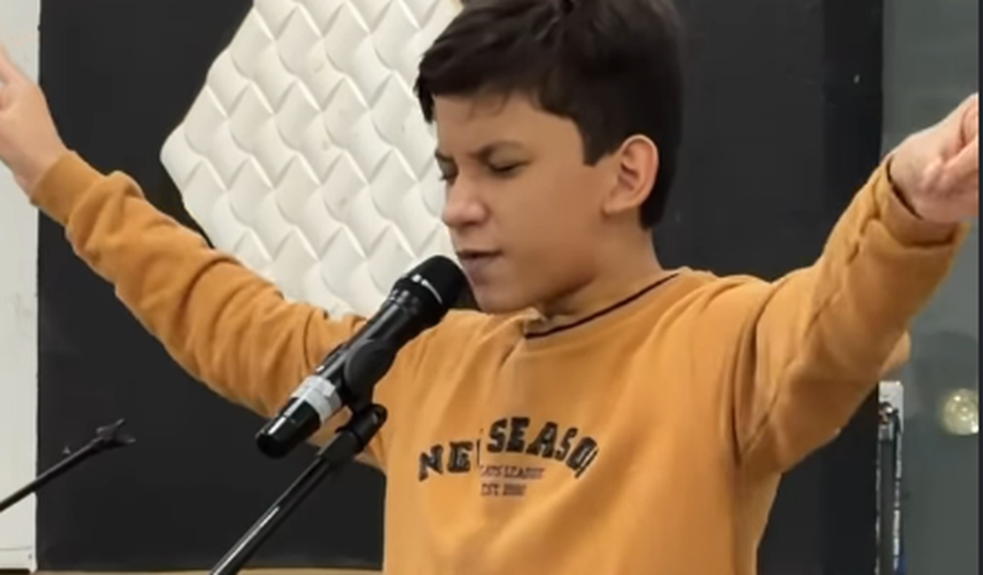 Mãe se emociona ao ver filho autista cantar na igreja após evolução