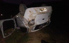 Veículo capota em ribanceira e deixa feridos em Porto Calvo
