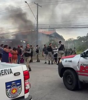 Protesto por contas altas de água interdita avenida em Maceió