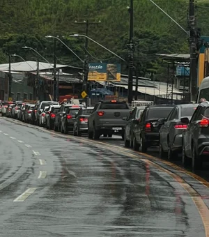 Acidente entre motociclistas causa congestionamento na Avenida Leste Oeste, em Maceió