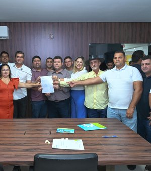 Prefeito Daniel Vasconcelos autoriza reinício das obras do Sistema de Abastecimento de Água em Peroba e Ponta de Mangue