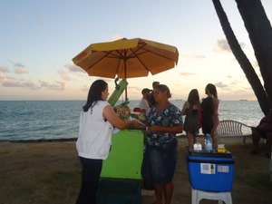 Vigilância Sanitária de Maceió orienta vendedores de alimentos da orla marítima