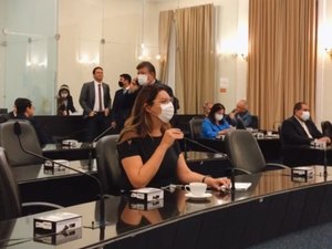 Deputada critica “retroatividade seletiva”, beneficiando servidores que ganham o teto