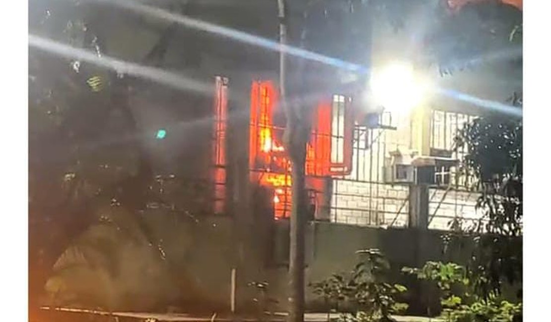 Incêndio atinge laboratório da Ufal e estudantes evacuam prédio em Maceió