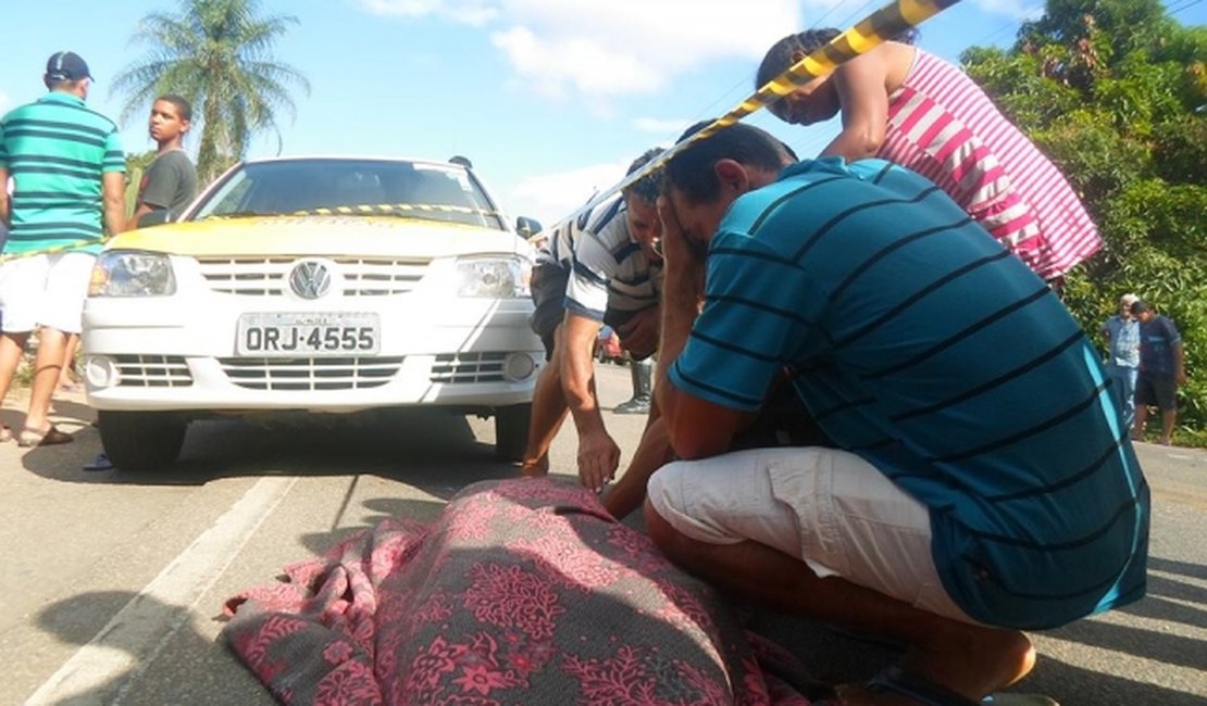 Grave acidente entre moto e carro mata mulher e deixa dois feridos, em Arapiraca