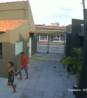 [Vídeo] Criminosos invadem e furtam distribuidora de pneus no Pinheiro, em Maceió