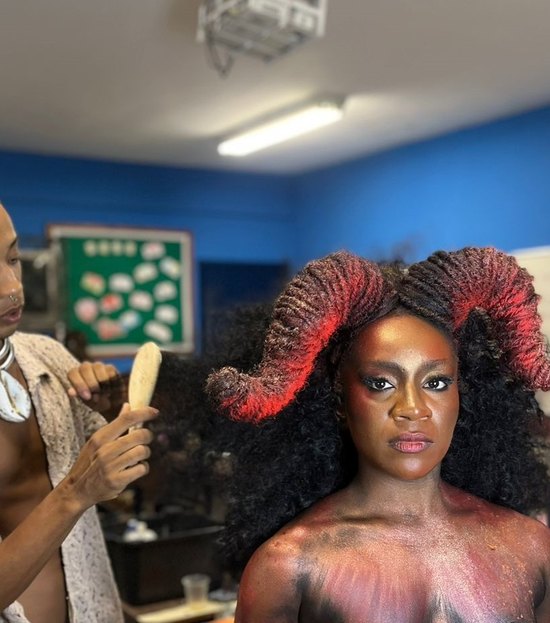 Vinícius Monteiro: O trancista que transformou arte em empreendedorismo de elite no Carnaval Brasileiro