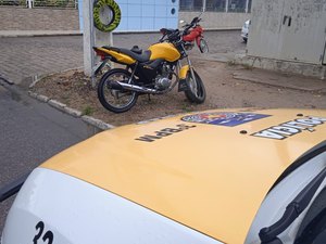 Carro bate em moto em Baixa Grande, em Arapiraca, neste domingo (22)