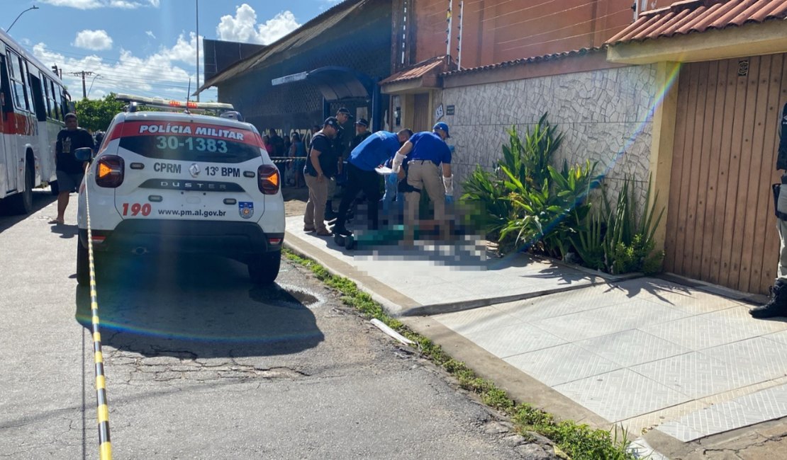 A caminho do trabalho, ajudante de pedreiro é morto com tiros nas costas no Jacintinho