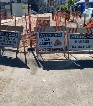 Obra inacabada da BRK provoca trânsito na Jangadeiros Alagoanos