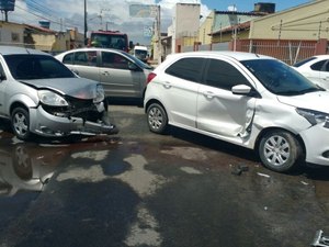 Falta de atenção provoca colisão entre dois carros em Arapiraca
