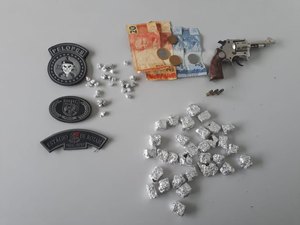 Homem é preso com crack, maconha e arma de fogo em Arapiraca