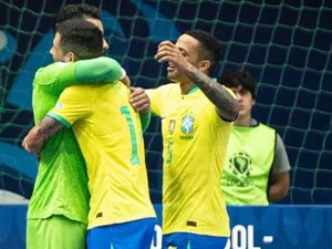 Brasil vence Venezuela com gol de goleiro e garante liderança na Copa América de Futsal
