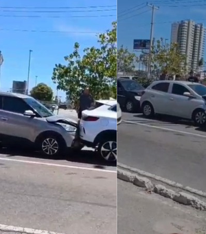 Engavetamento entre quatro carros deixa trânsito lento na Av. Josefa de Melo, em Maceió